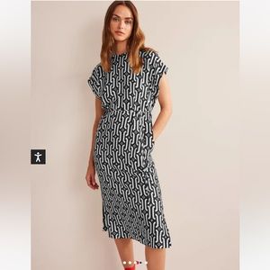 Boden short sleeve column midi dress in blaze azure geo print.